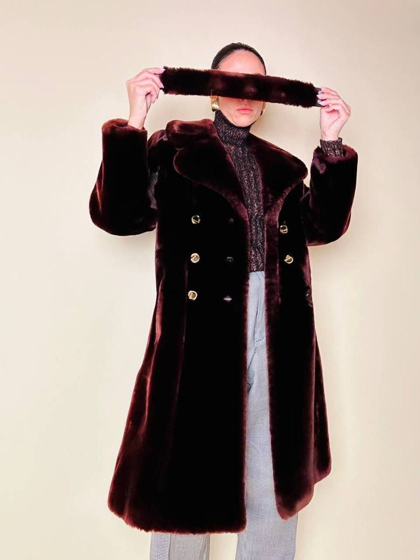 Cappotto doppiopetto in montone rasato rosso marrone