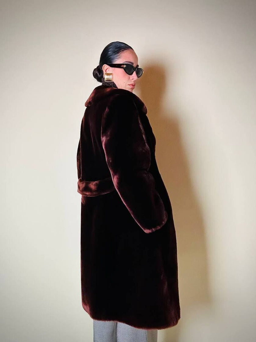 Cappotto doppiopetto in montone rasato rosso marrone
