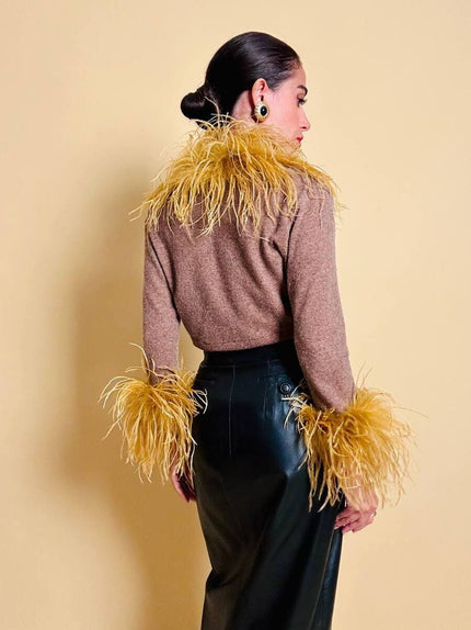 Cardigan in lana mélange color caramello con piume di struzzo