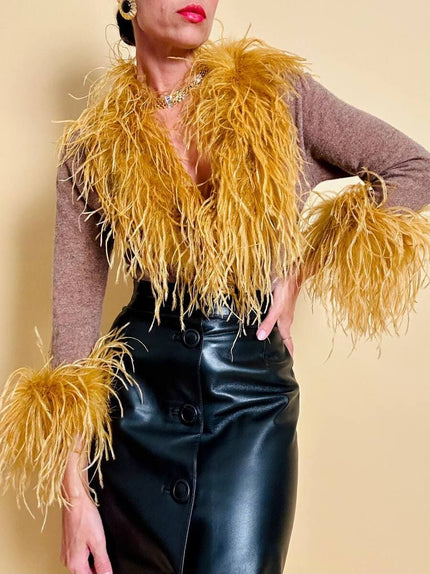 Cardigan in lana mélange color caramello con piume di struzzo
