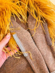 Cardigan in lana mélange color caramello con piume di struzzo