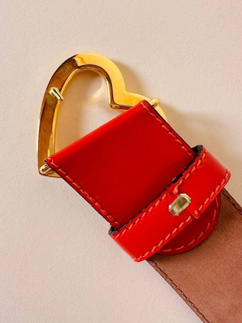 Cinturón de piel con hebilla de corazón dorada “Moschino”