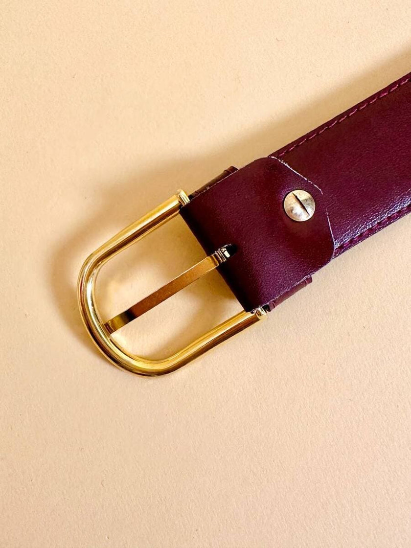 Cintura in pelle bordeaux con hardware oro 