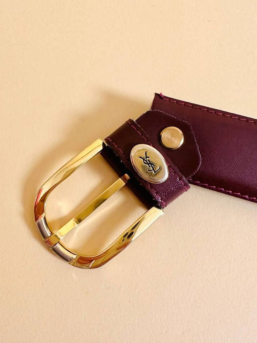 Cintura in pelle bordeaux con hardware oro 