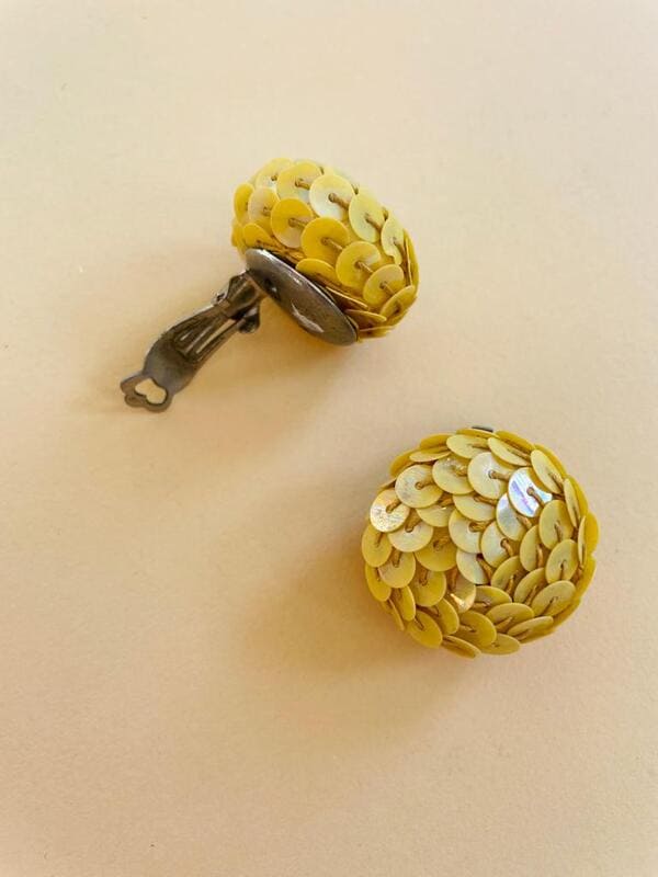 Button clip in paillettes giallo crema