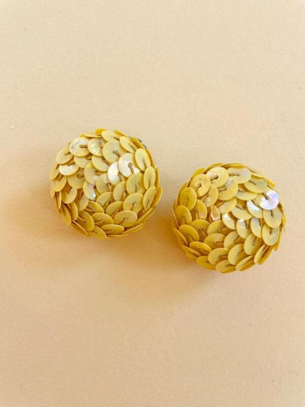 Button clip in paillettes giallo crema