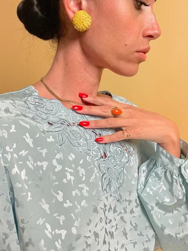 Button clip in paillettes giallo crema