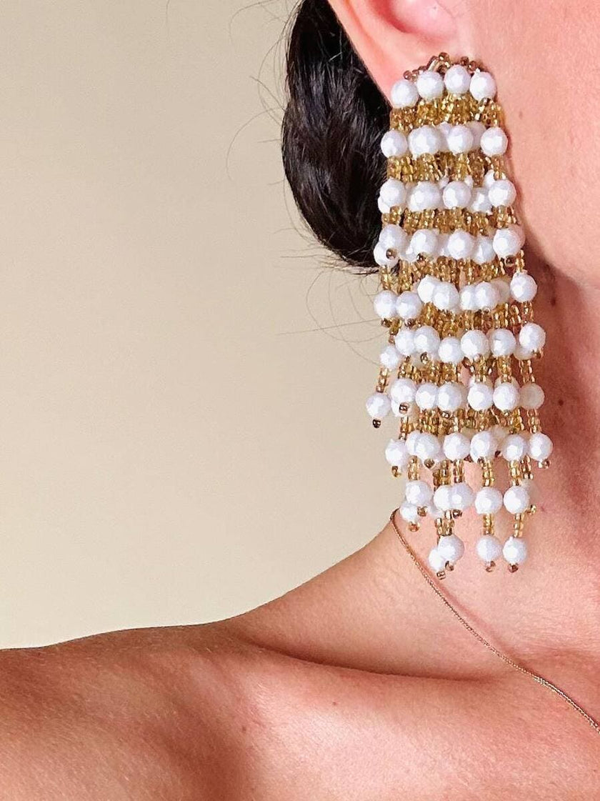 Maxi clip a cascata realizzate in perline bianche e oro