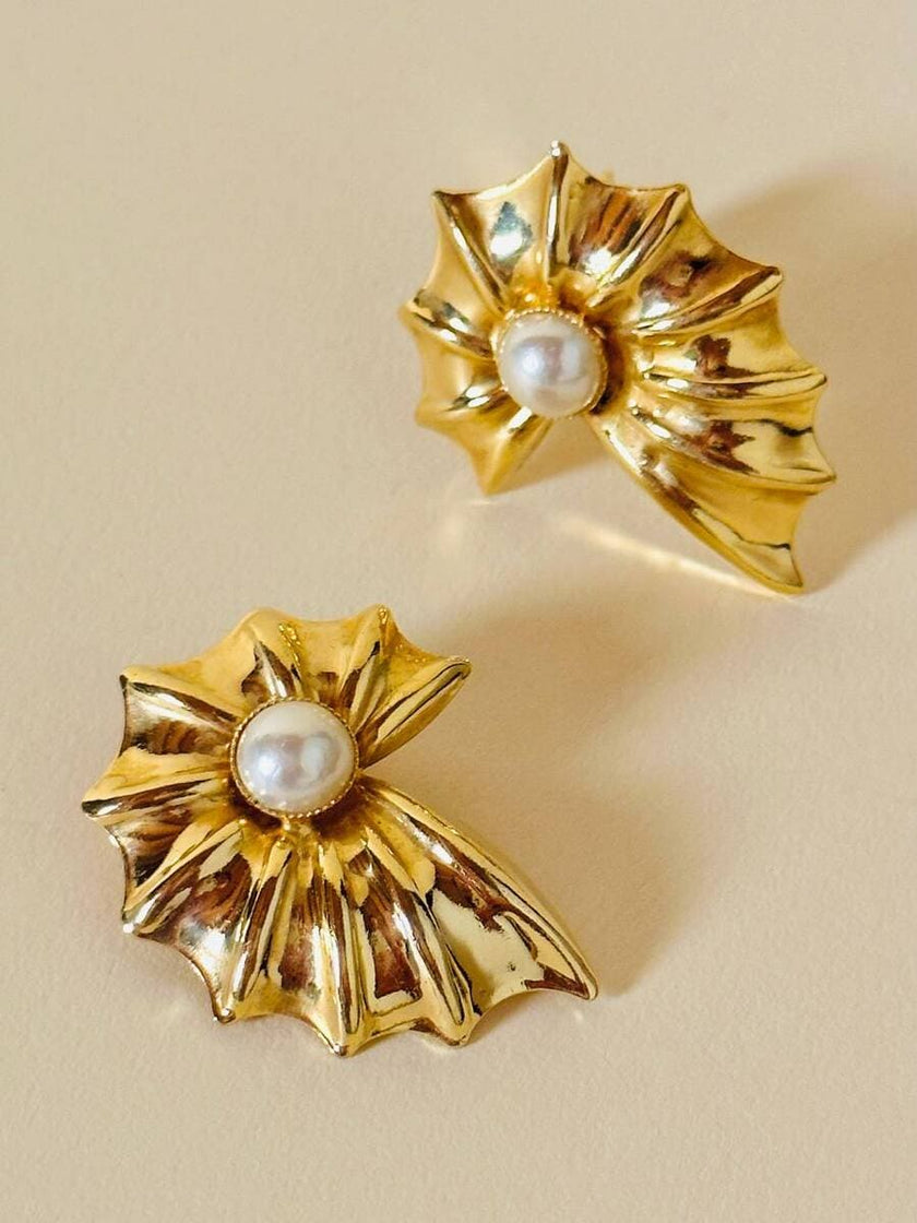 Clip dorate a forma di conchiglia con perle cabochon