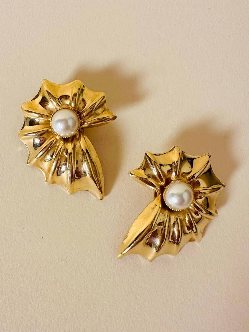 Clip dorate a forma di conchiglia con perle cabochon