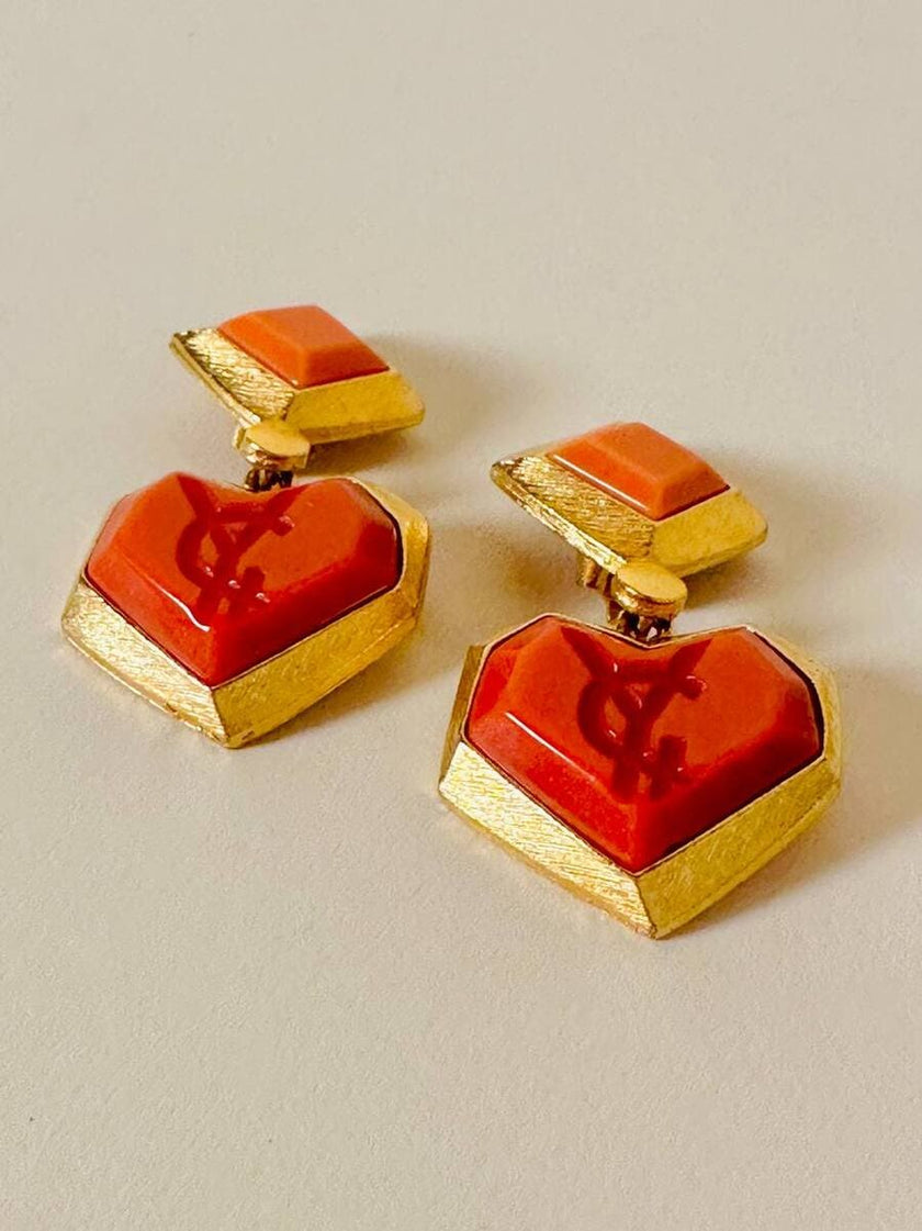 Clip pendenti a forma di cuore oro e corallo “Yves Saint Laurent”