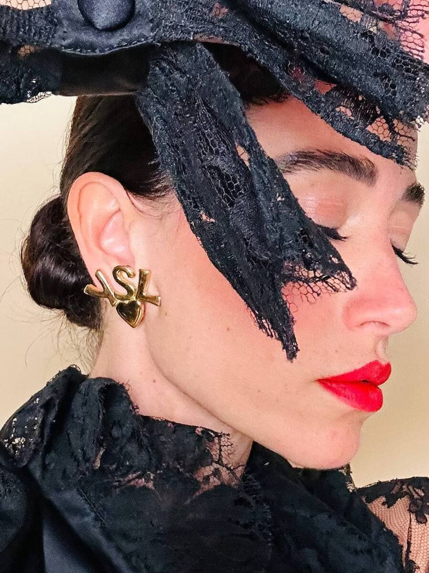 Clip dorate con cuore e iniziali YSL 