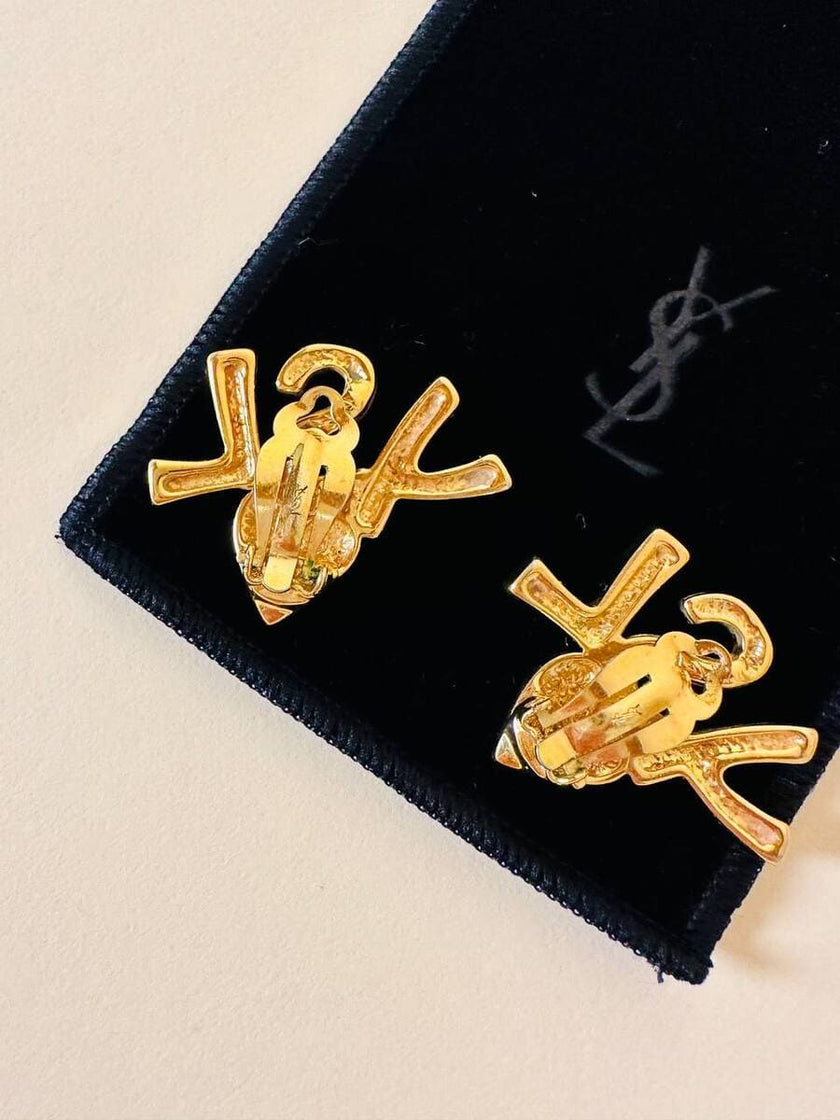 Clip dorate con cuore e iniziali YSL 
