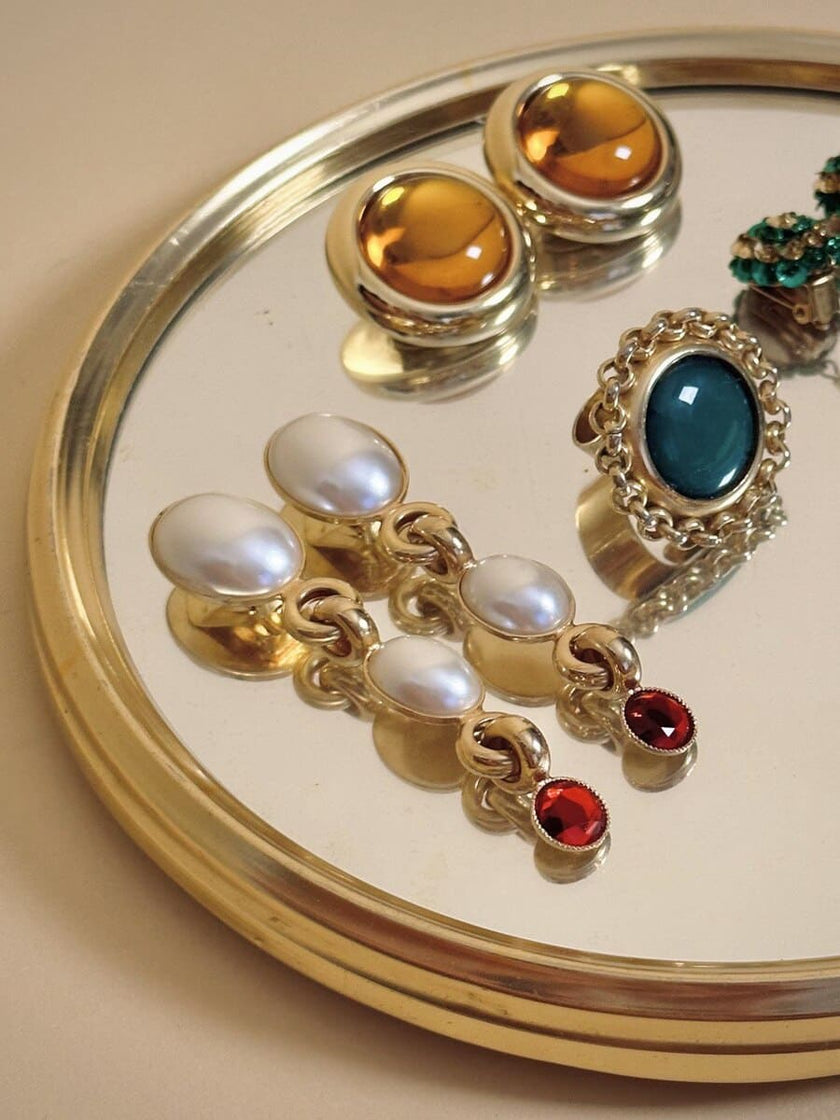 Clip pendenti con perle cabochon e strass rossi