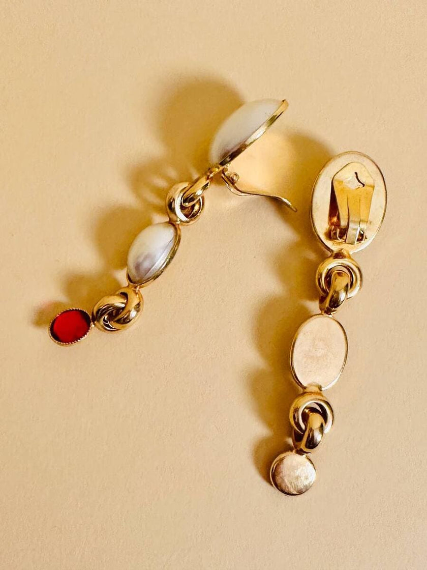 Clip pendenti con perle cabochon e strass rossi
