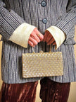 Clutch in metallo oro con motivo a intreccio