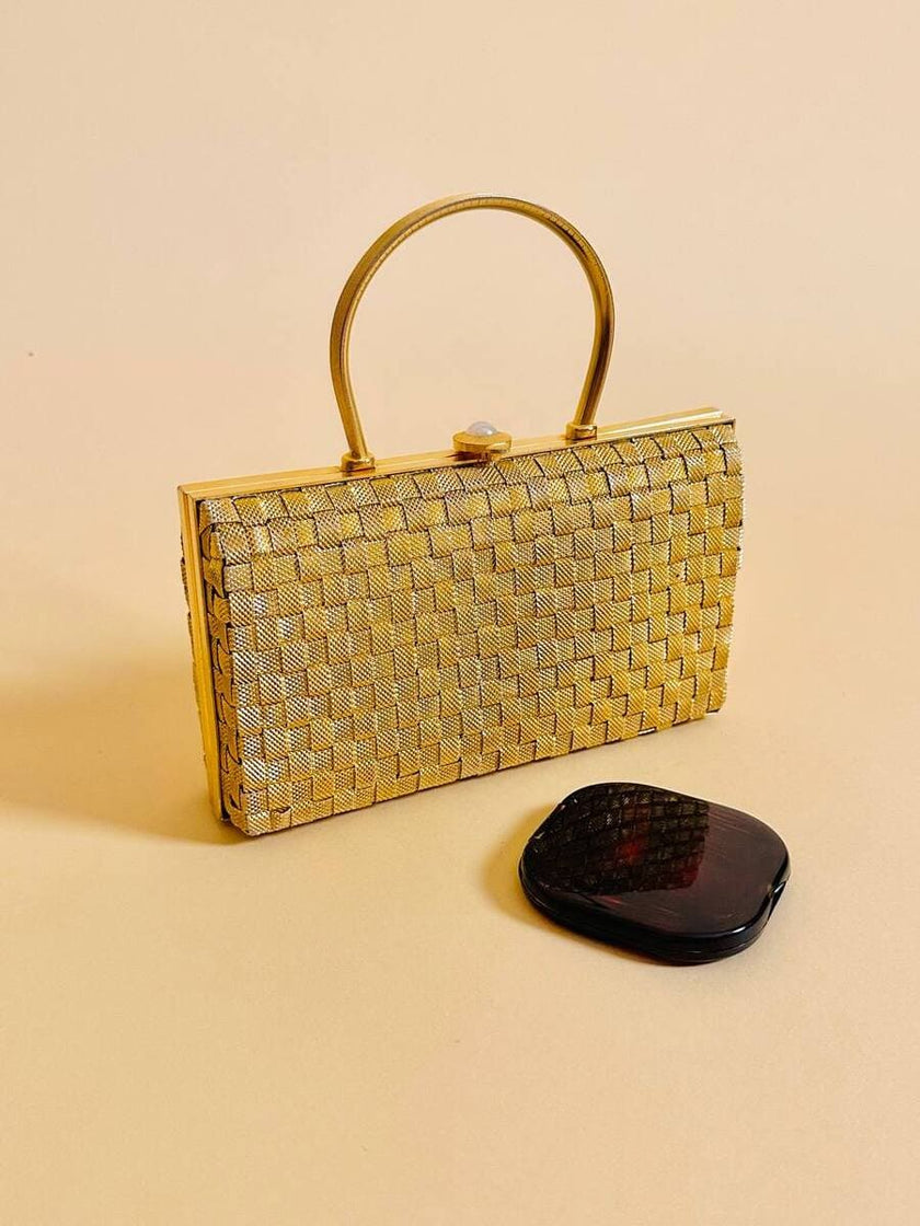 Clutch in metallo oro con motivo a intreccio