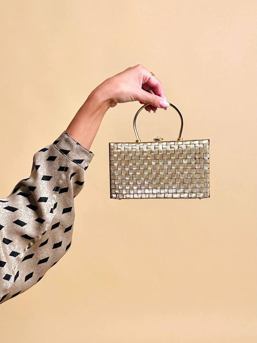 Clutch in metallo oro con motivo a intreccio