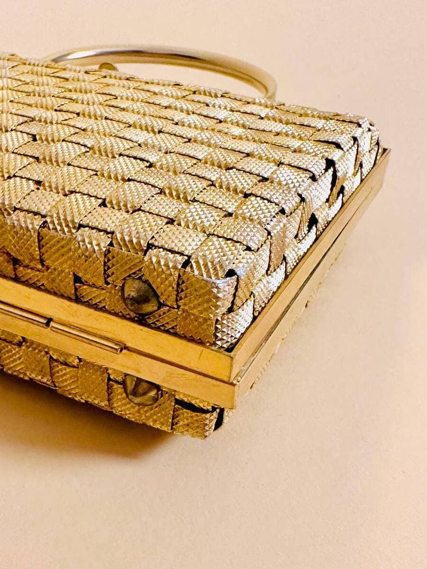 Clutch in metallo oro con motivo a intreccio