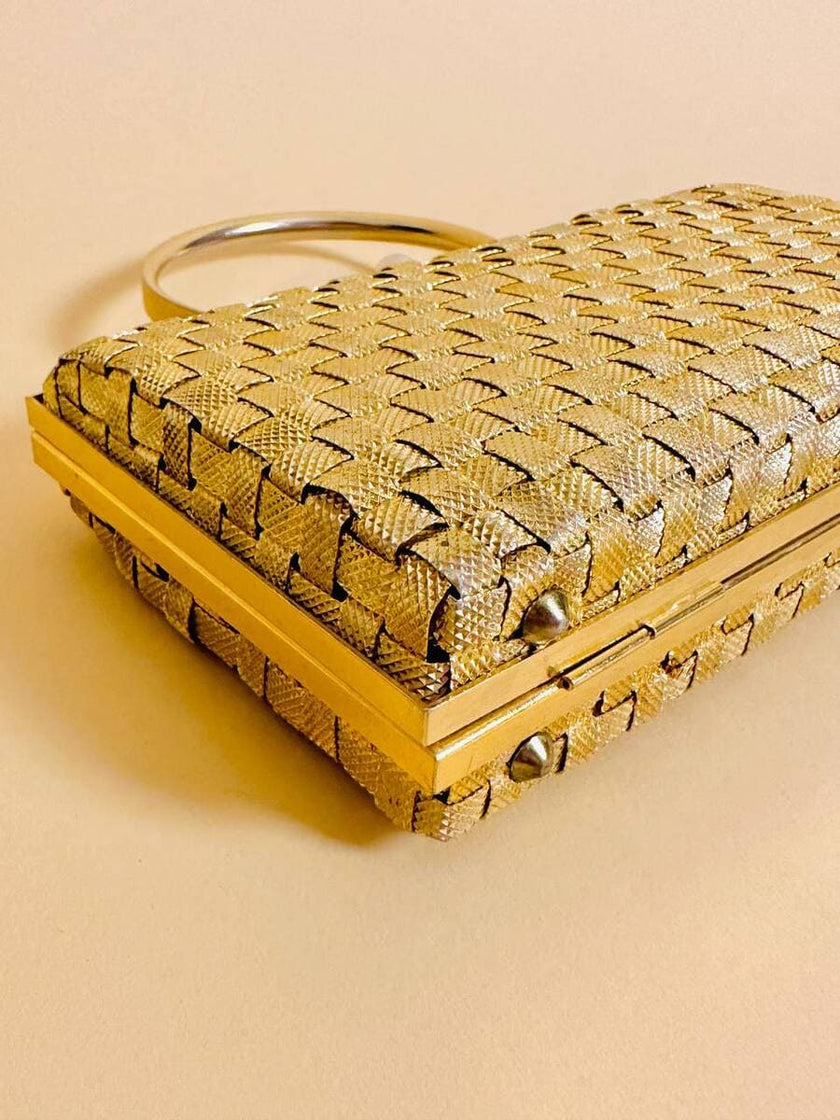 Clutch in metallo oro con motivo a intreccio