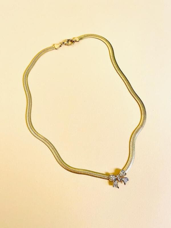 Collier dorato con fiocco di strass