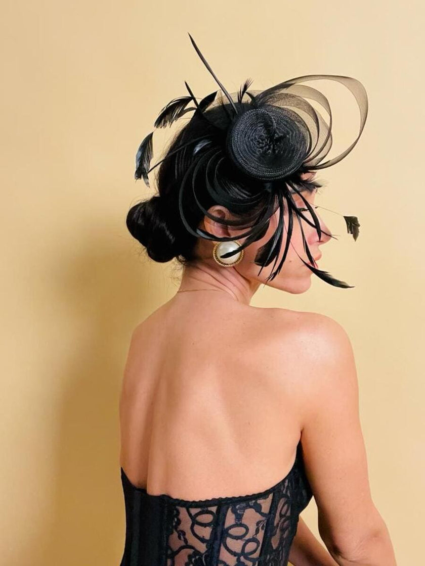 Fascinator in tulle nero e piume