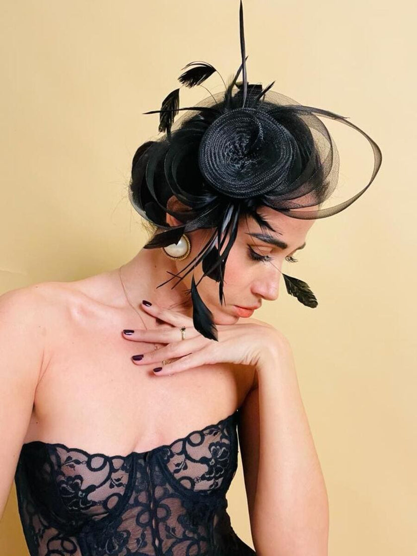 Fascinator in tulle nero e piume