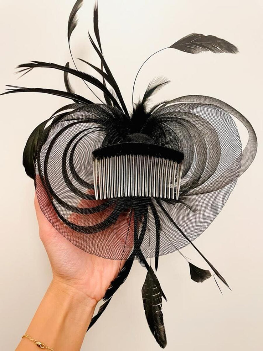 Fascinator in tulle nero e piume