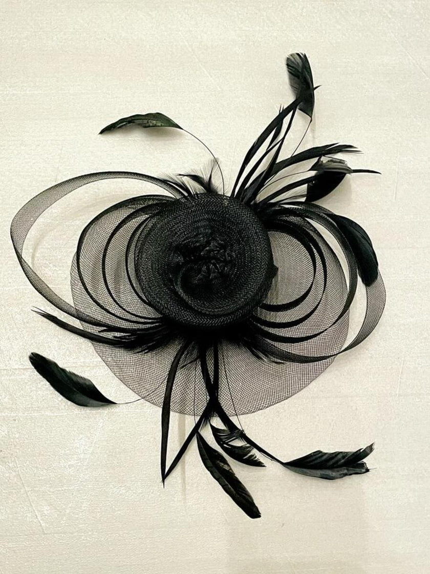 Fascinator in tulle nero e piume
