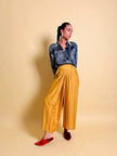 Pantalone chino con piega asimmetrica e soffietto plissé giallo indiano
