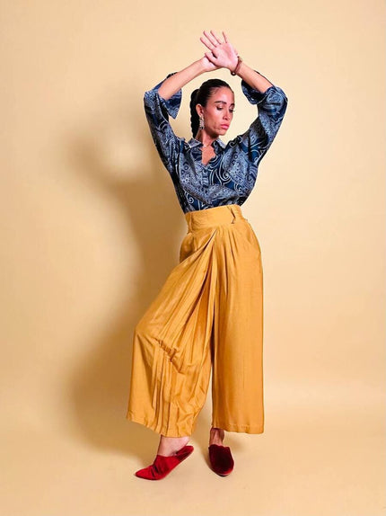 Pantalone chino con piega asimmetrica e soffietto plissé giallo indiano