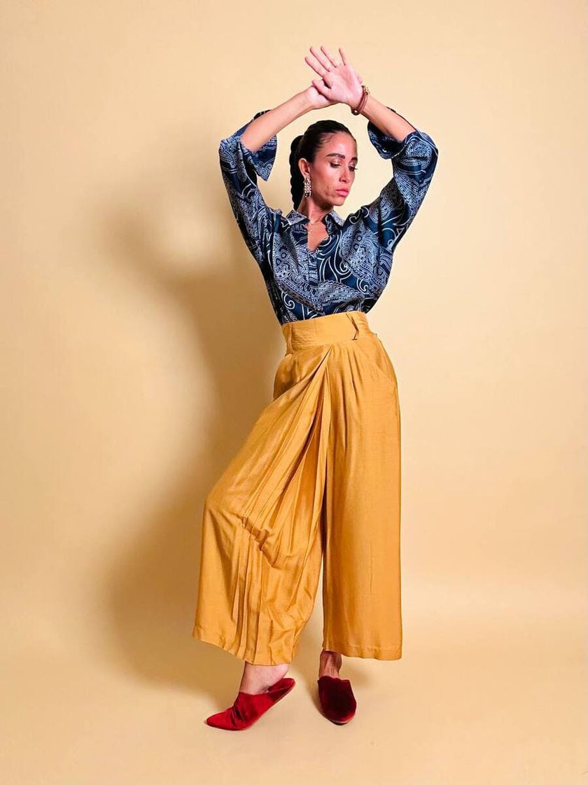 Pantalone chino con piega asimmetrica e soffietto plissé giallo indiano
