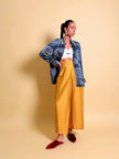 Pantalone chino con piega asimmetrica e soffietto plissé giallo indiano