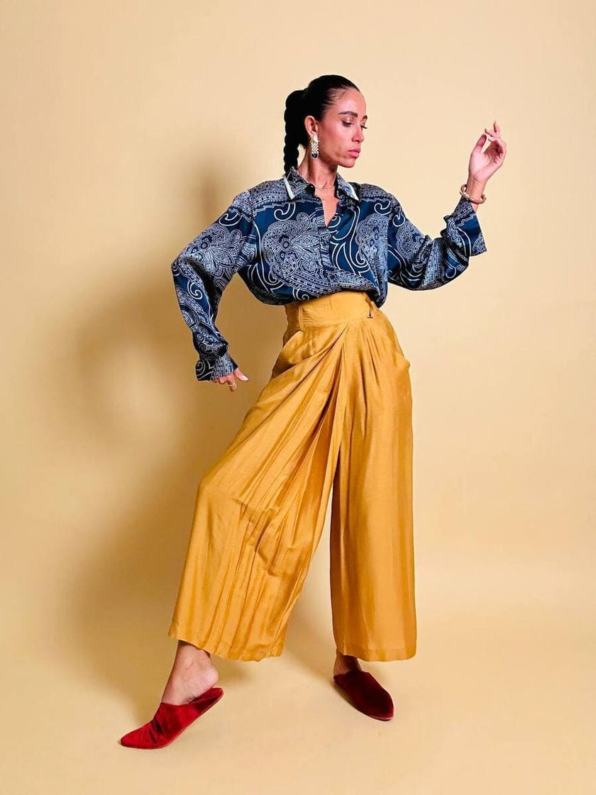 Pantalone chino con piega asimmetrica e soffietto plissé giallo indiano