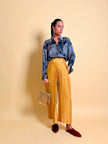 Pantalone chino con piega asimmetrica e soffietto plissé giallo indiano