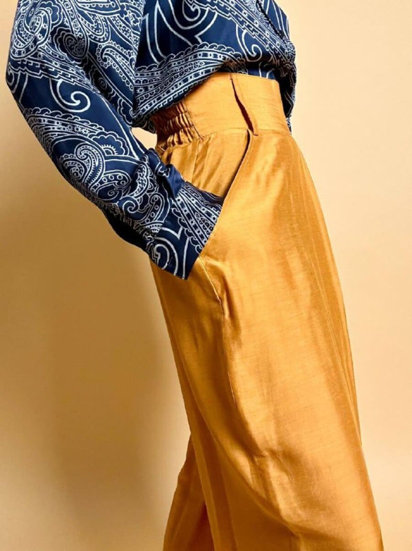 Pantalone chino con piega asimmetrica e soffietto plissé giallo indiano