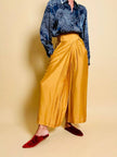 Pantalone chino con piega asimmetrica e soffietto plissé giallo indiano