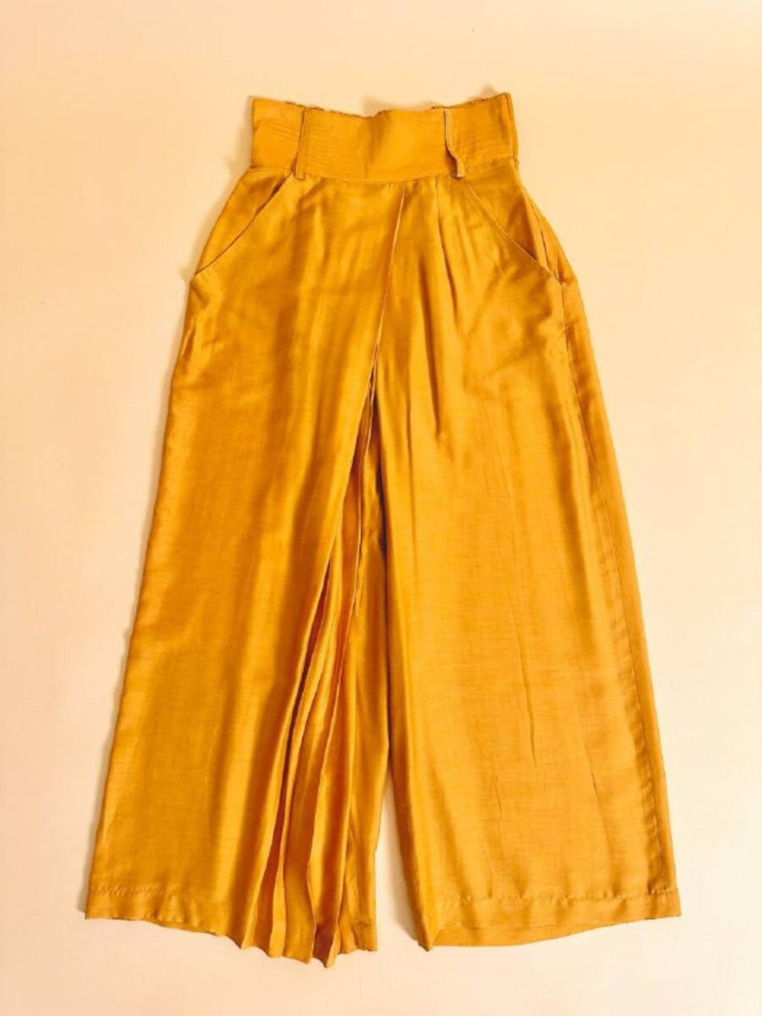 Pantalone chino con piega asimmetrica e soffietto plissé giallo indiano