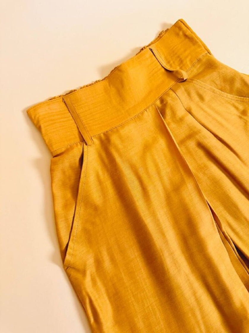Pantalone chino con piega asimmetrica e soffietto plissé giallo indiano