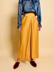 Pantalone chino con piega asimmetrica e soffietto plissé giallo indiano