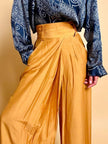 Pantalone chino con piega asimmetrica e soffietto plissé giallo indiano