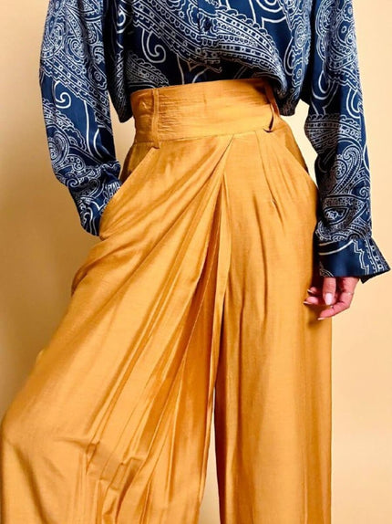 Pantalone chino con piega asimmetrica e soffietto plissé giallo indiano