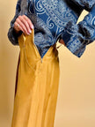 Pantalone chino con piega asimmetrica e soffietto plissé giallo indiano