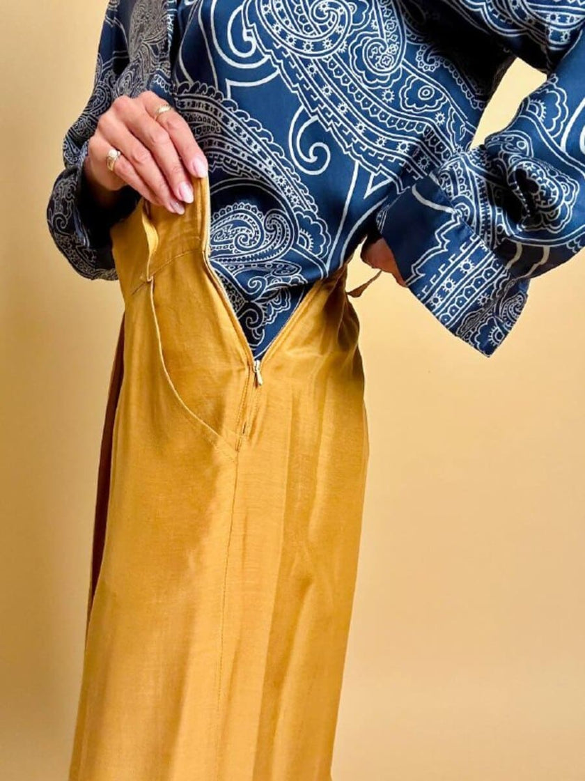 Pantalone chino con piega asimmetrica e soffietto plissé giallo indiano