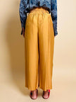 Pantalone chino con piega asimmetrica e soffietto plissé giallo indiano