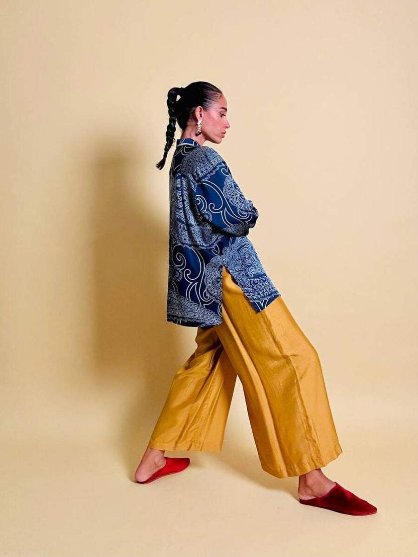 Pantalone chino con piega asimmetrica e soffietto plissé giallo indiano