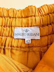 Pantalone chino con piega asimmetrica e soffietto plissé giallo indiano