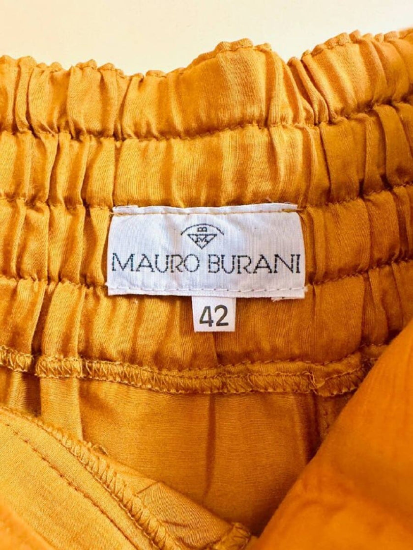 Pantalone chino con piega asimmetrica e soffietto plissé giallo indiano