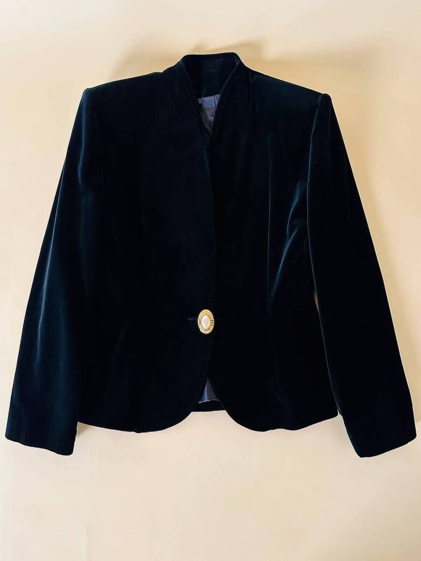 Giacca in velluto nero con maxi bottone gioiello