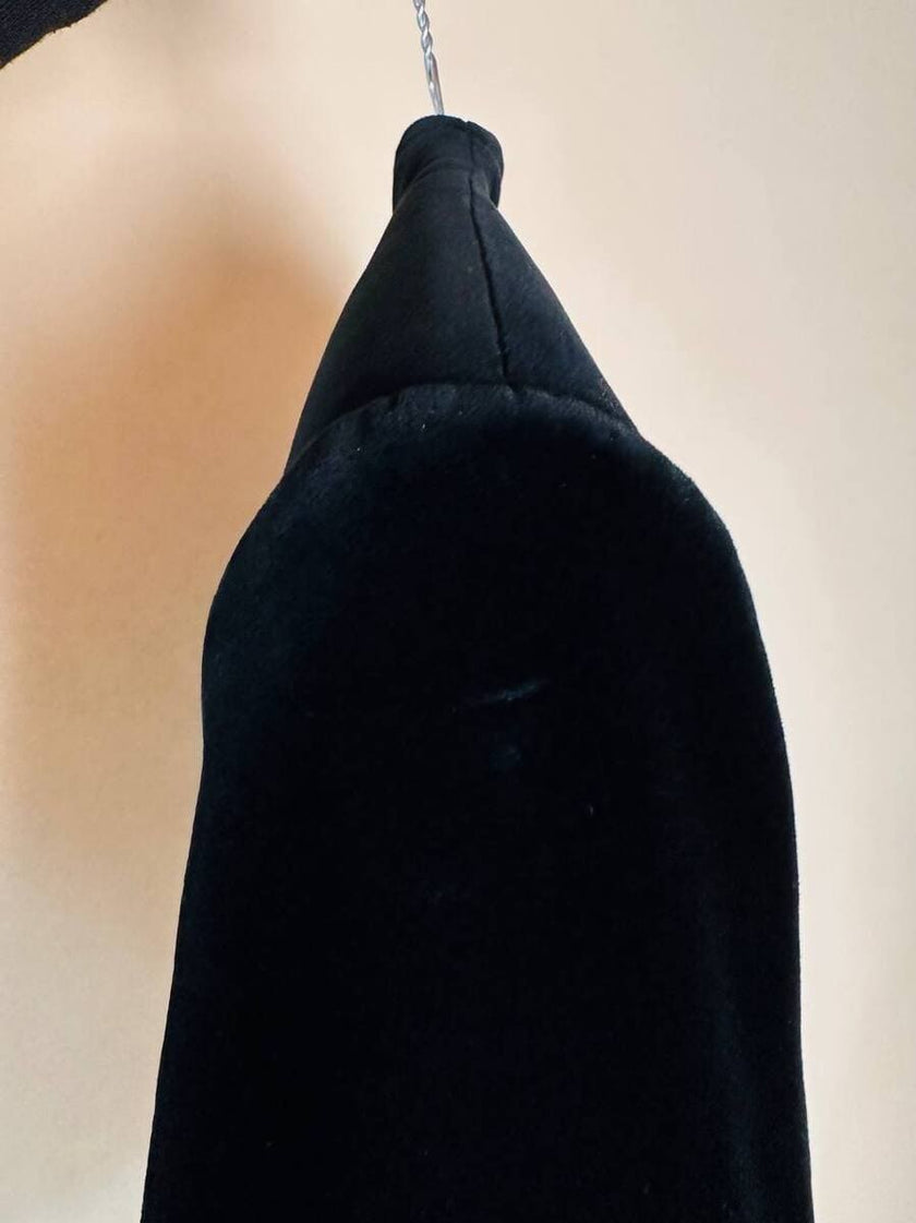 Giacca in velluto nero con maxi bottone gioiello